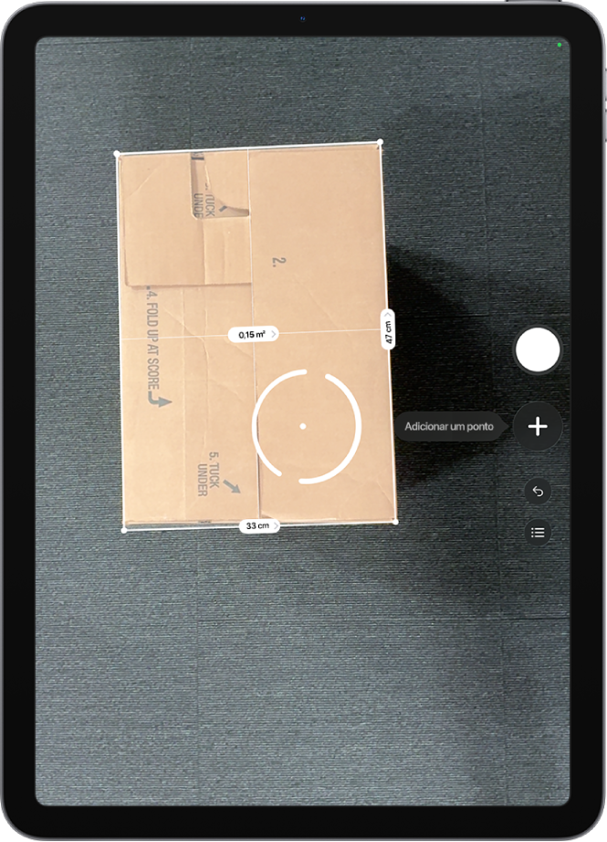 Uma tela mostrando a medição das dimensões de uma caixa com o app Medida. A área da caixa é calculada a partir da medição das dimensões.