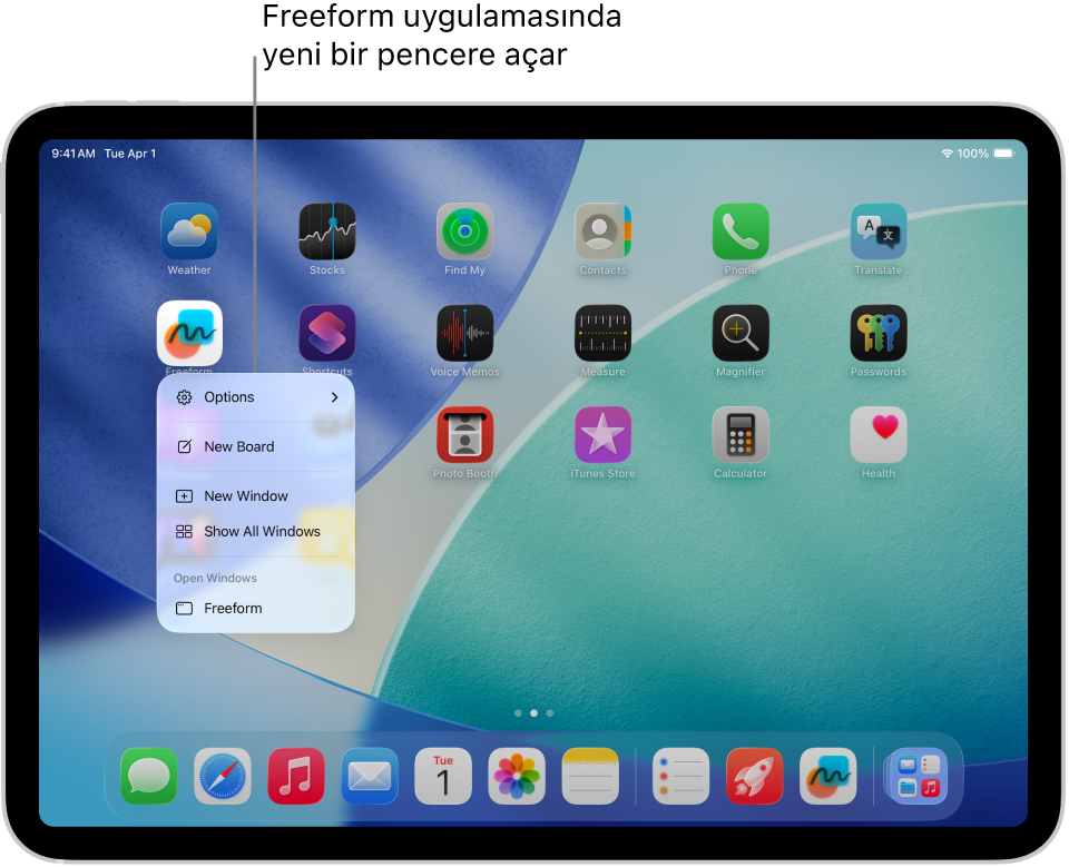 Freeform uygulaması menüsü açık olan bir iPad ana ekranı, uygulamada yeni bir pencere açma, yeni bir pano yaratma, tüm açık uygulama pencerelerini gösterme vb. dahil olmak üzere gerçekleştirebileceğiniz eylemlerin bir listesini gösterir.