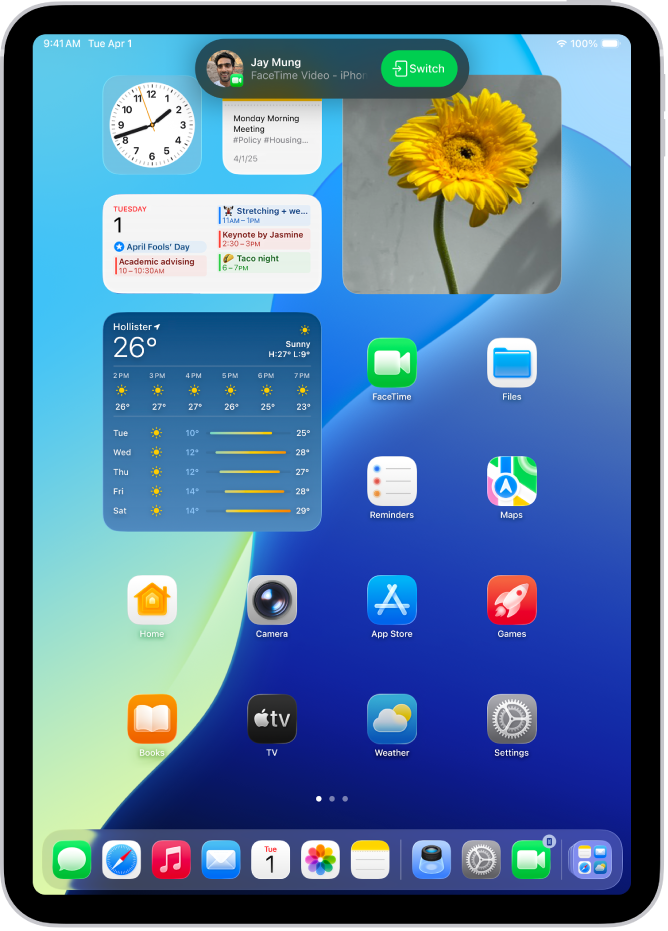iPad کی ہوم اسکرین جس میں اوپر کی طرف iPhone سے FaceTime ویڈیو کال کی اطلاع دکھائی جا رہی ہے۔ کال کو اپنے iPad پر منتقل کرنے کے لیے “سوئچ کریں” پر ٹیپ کرنا۔