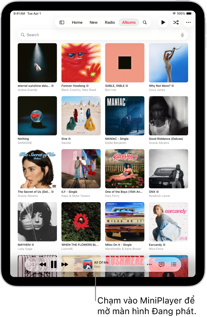 Tab Album, đang hiển thị MiniPlayer ở gần dưới cùng. MiniPlayer hiển thị tiêu đề của bài hát đang phát.