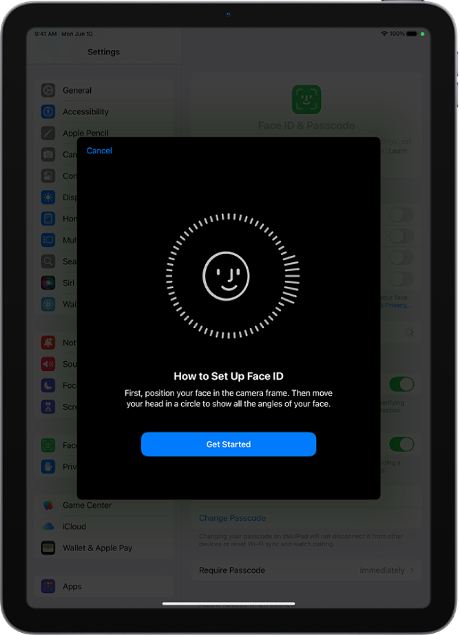 Face ID শনাক্তকরণ সেট আপ করার স্ক্রিন। স্ক্রিনে বৃত্তের মধ্যে একটি হাসি মুখ দেখানো হচ্ছে। নিচে থাকা টেক্সট দিয়ে ব্যবহারকারীকে বৃত্তটি সম্পূর্ণ করার জন্য ধীরে ধীরে মাথা নাড়ানোর নির্দেশ দেওয়া হচ্ছে। স্ক্রিনের নিচের দিকে “শুরু করুন” বাটন রয়েছে।