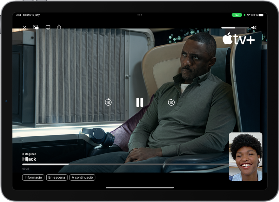 Una trucada per FaceTime mostra una sessió del SharePlay amb contingut en vídeo de l’Apple TV+ que s’està compartint a la trucada. La persona que comparteix el contingut apareix a la finestra petita, el vídeo omple la resta de la pantalla i els controls de reproducció són a sobre del vídeo.