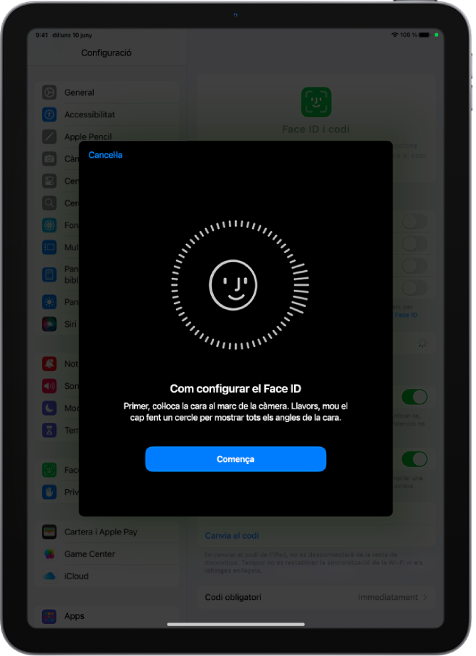 Pantalla de configuració del reconeixement del Face ID. A la pantalla es mostra una cara somrient encerclada. El text de sota indica a l’usuari que mogui el cap a poc a poc per completar el cercle. El botó per començar apareix a prop de la part inferior de la pantalla.