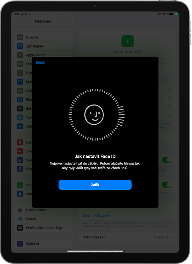 Obrazovka nastavení rozpoznávání Face ID. Na displeji je vidět smajlík v kruhu. Text pod ním žádá uživatele, aby pomalým pohybem hlavy opsal celý obvod kruhu. U dolního okraje displeje je vidět tlačítko Začít.