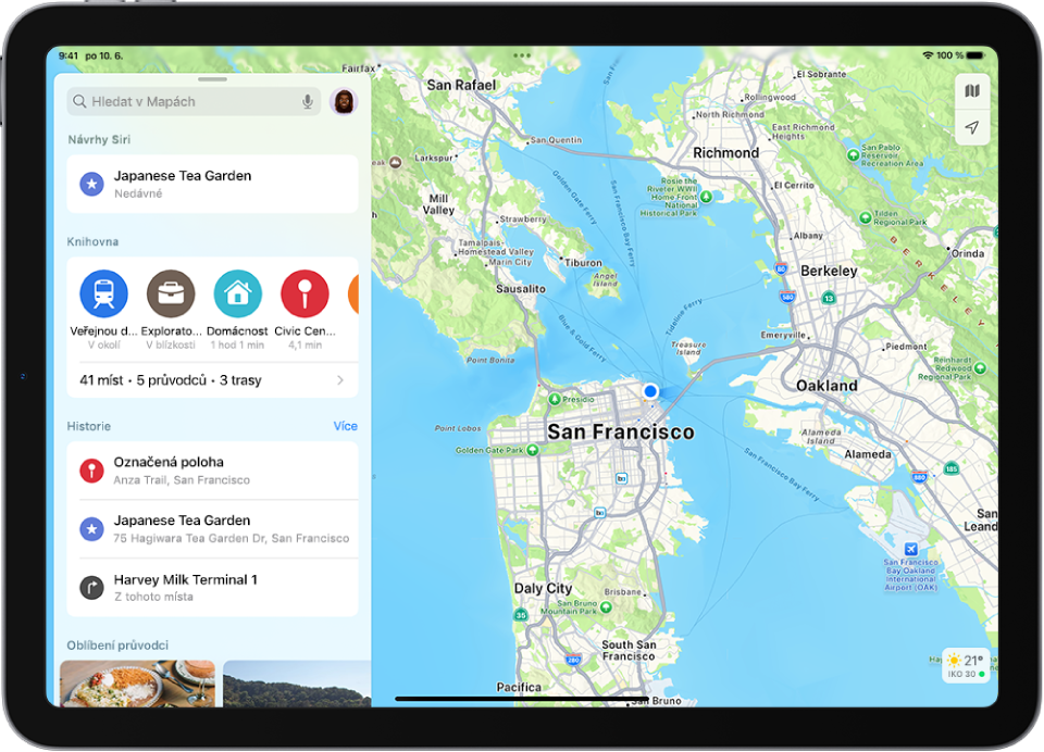 Aplikace Mapy se zobrazenou mapou oblasti. Vlevo nahoře se nachází vyhledávací pole a pod ním návrhy Siri, přišpendlená místa v knihovně, nedávná hledání a doporučení průvodci.