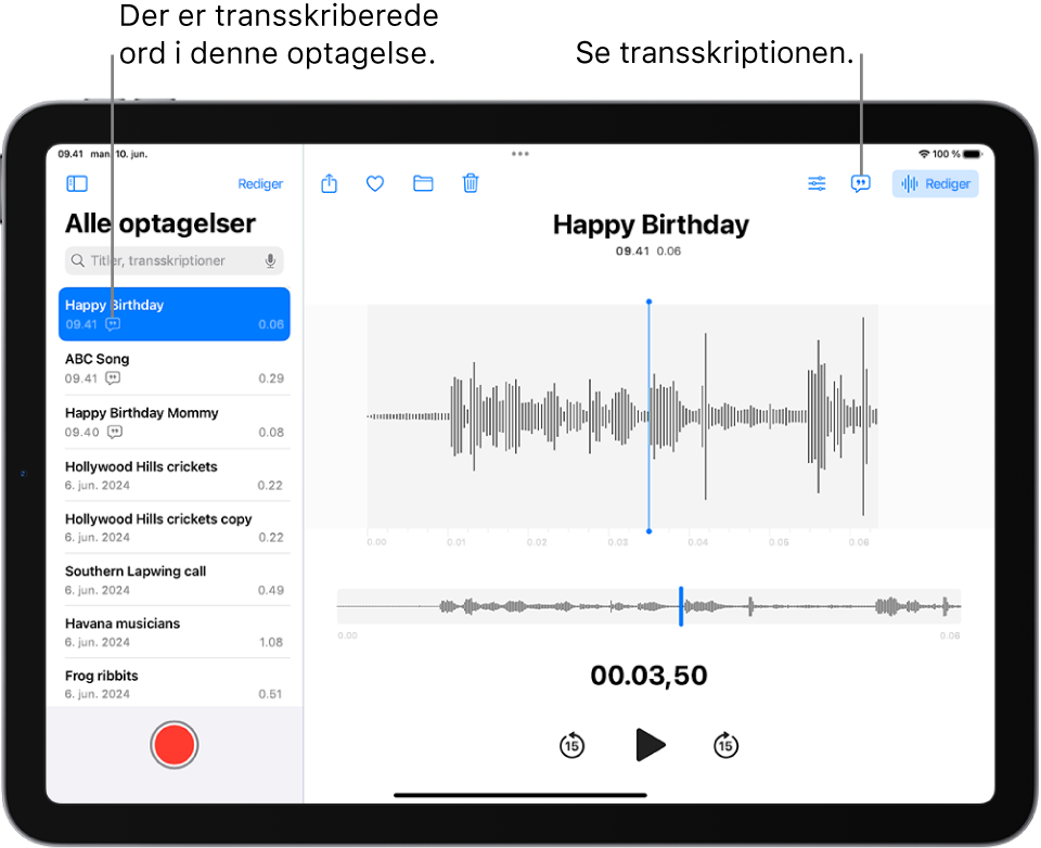 En optagelse, der er foretaget i Memoer. Listen med optagelser vises til venstre, hvor optagelsen øverst er valgt. Til højre har bølgeformen et afspilningsmærke, som du kan trække for at gå til et bestemt sted i optagelsen. Ovenover bølgeformen findes knapperne Del, Favorit, Flyt, Slet, Afspilningsindstillinger, Transskription og Rediger. Under tidslinjen findes betjeningspanelet til afspilning.