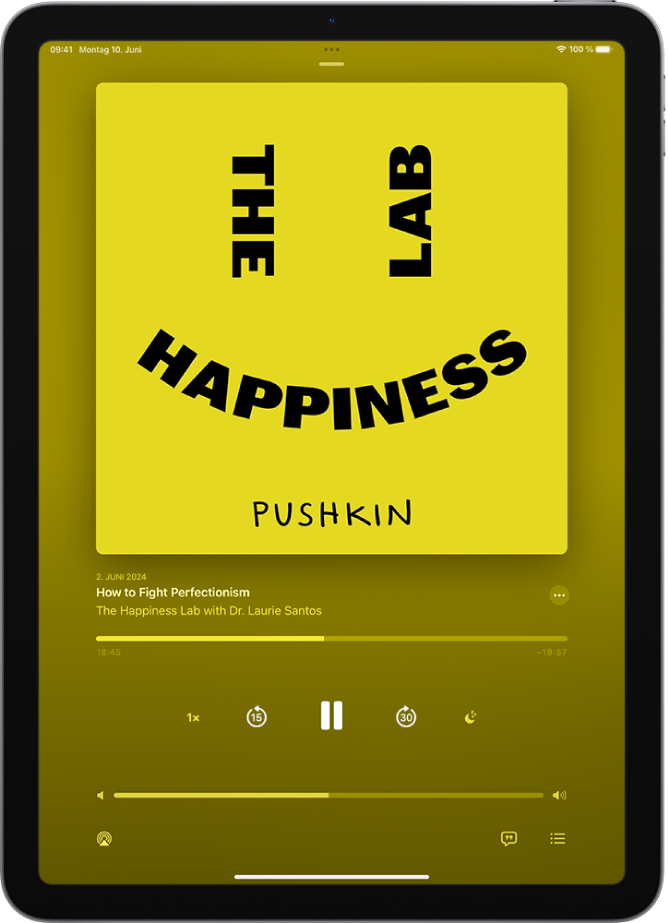 Der Bildschirm „Jetzt läuft“ in der App „Podcasts“ mit dem Coverbild des Podcasts, dem Titel der Folge, den Steuerelementen für die Wiedergabe und dem Schieberegler für die Lautstärke. Unten auf dem Bildschirm sind das Symbol „AirPlay“ und die Taste „Nächster Titel“.