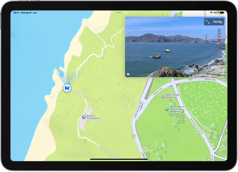 Eine verschiebbare 360°-Panoramaansicht wird über der Karte eines Gebiets, das in der App „Karten“ markiert ist, angezeigt. In Blickrichtung wird das Symbol „Umsehen“ auf den Kartenpunkten überlagert.