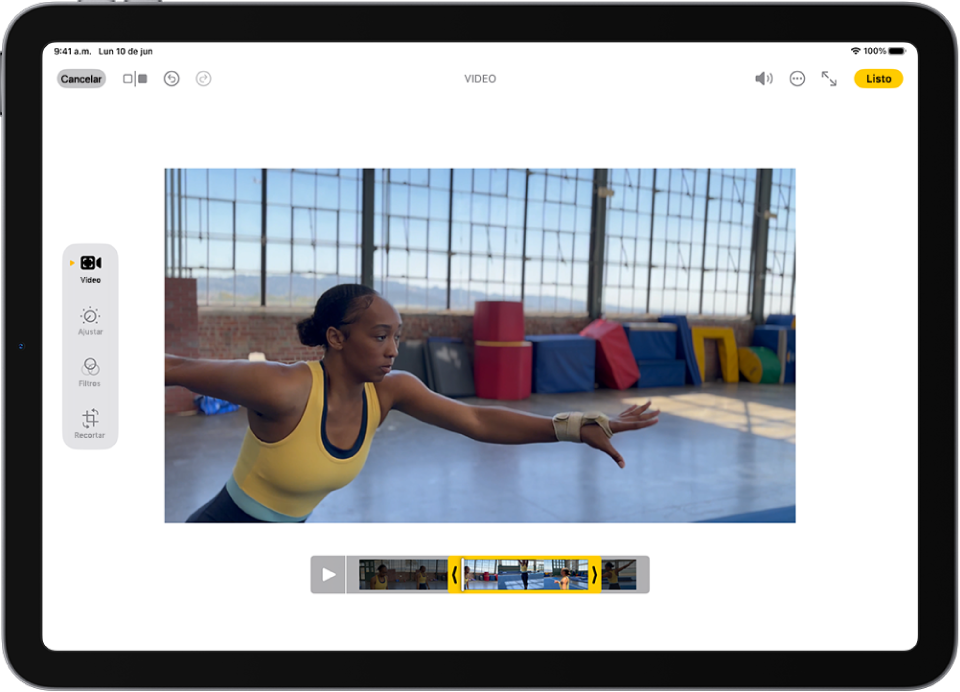 La pantalla de edición de la app Fotos con un video reproduciéndose en el centro. El visor de cuadros está en la parte inferior del video, y hay un contorno amarillo alrededor de los cuadros seleccionados para incluirse en el video acortado. En la parte izquierda de la pantalla están los botones Video, Ajustar, Filtrar y Recortar; y se selecciona el botón Video.