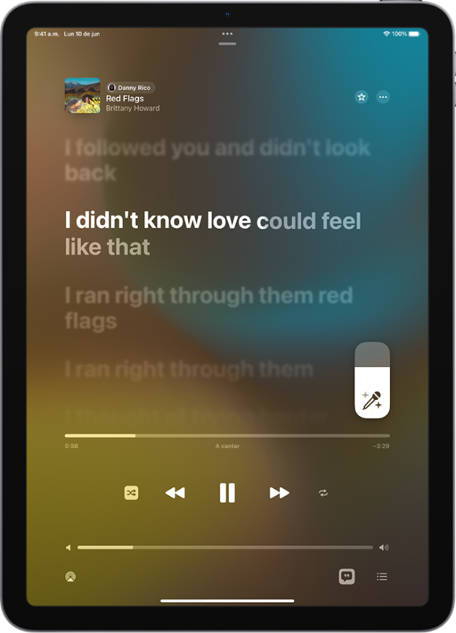 La pantalla Ahora suena mostrando el regulador de A cantar de Apple Music a la derecha de la letra. La letra que se reproduce actualmente se encuentra resaltada.