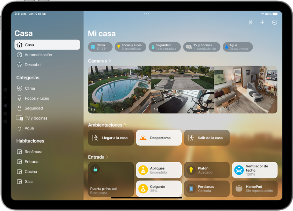 La app Casa con la barra lateral a la izquierda con las pestañas Casa, Automatización y Descubrir cerca de la parte superior izquierda. Debajo aparecen las categorías y habitaciones de la casa. Arriba a la derecha de la barra lateral están los botones Interfón, Agregar y Más opciones. Los botones de categoría aparecen cerca de la parte superior. Debajo de eso están las ambientaciones, las imágenes de las cámaras y una habitación con sus accesorios.