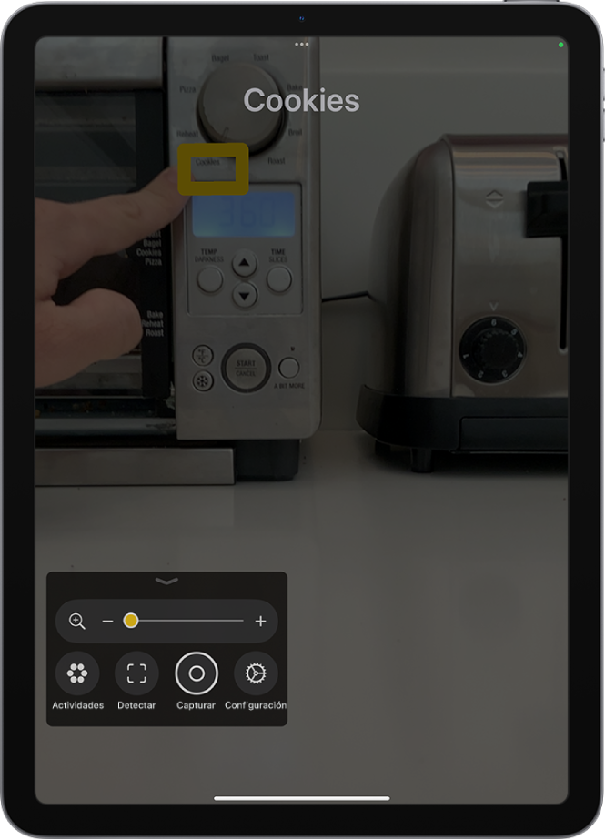 La app Lupa detectando un dedo apuntando a texto en un electrodoméstico de cocina.