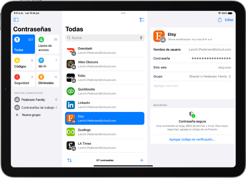 La app Contraseña muestra una lista de apps. Hay una app seleccionada que muestra el nombre de usuario, la contraseña oculta, el sitio web y el grupo que comparte la contraseña.