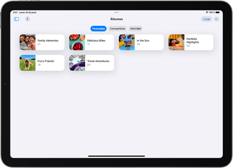 La app Fotos está abierta en Álbumes. La opción Personal está seleccionada. El resto de la pantalla del iPad muestra miniaturas de álbumes en una cuadrícula.