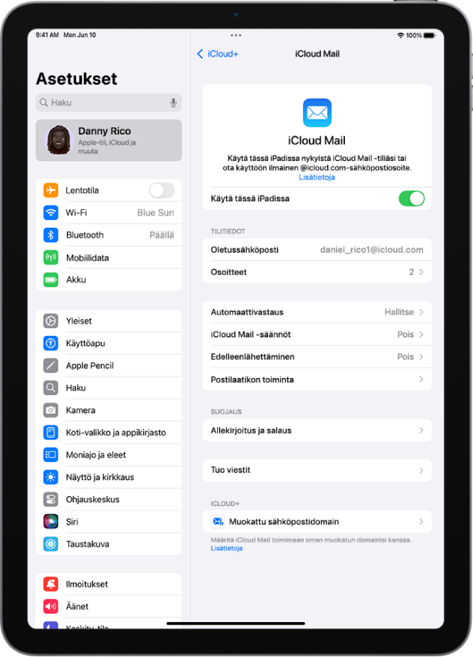 Asetukset-appi avattuna iCloud Mail -näyttöön. Muokattu sähköpostidomain näkyy näytön alareunassa.