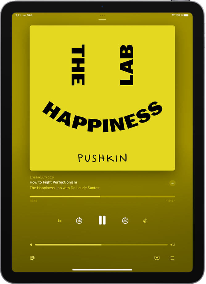 Podcastit-apin Toistossa nyt ‑näyttö, jossa näkyvät podcastin kuva, jakson nimi, toistosäätimet ja äänenvoimakkuuden liukusäädin. Näytön alareunassa on AirPlay-kuvake ja Seuraavaksi-painike.