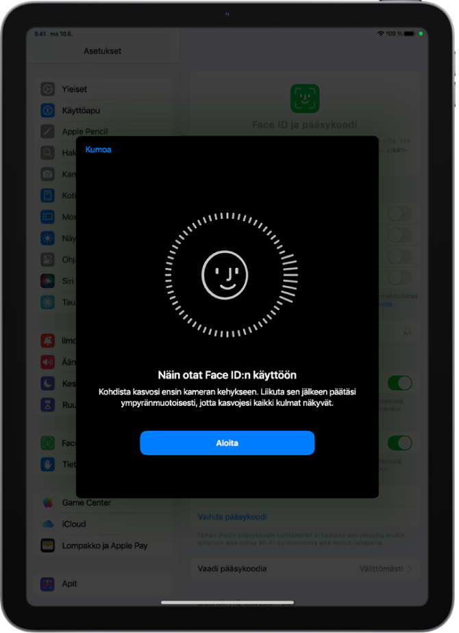 Face ID ‑tunnistuksen käyttöönottonäyttö. Näytöllä näkyvät hymyilevät kasvot, jotka ovat ympyrän sisällä. Alapuolella oleva teksti neuvoo käyttäjää liikuttamaan päätä hitaasti ja ympyränmuotoisesti. Aloita-painike näkyy näytön alareunassa.