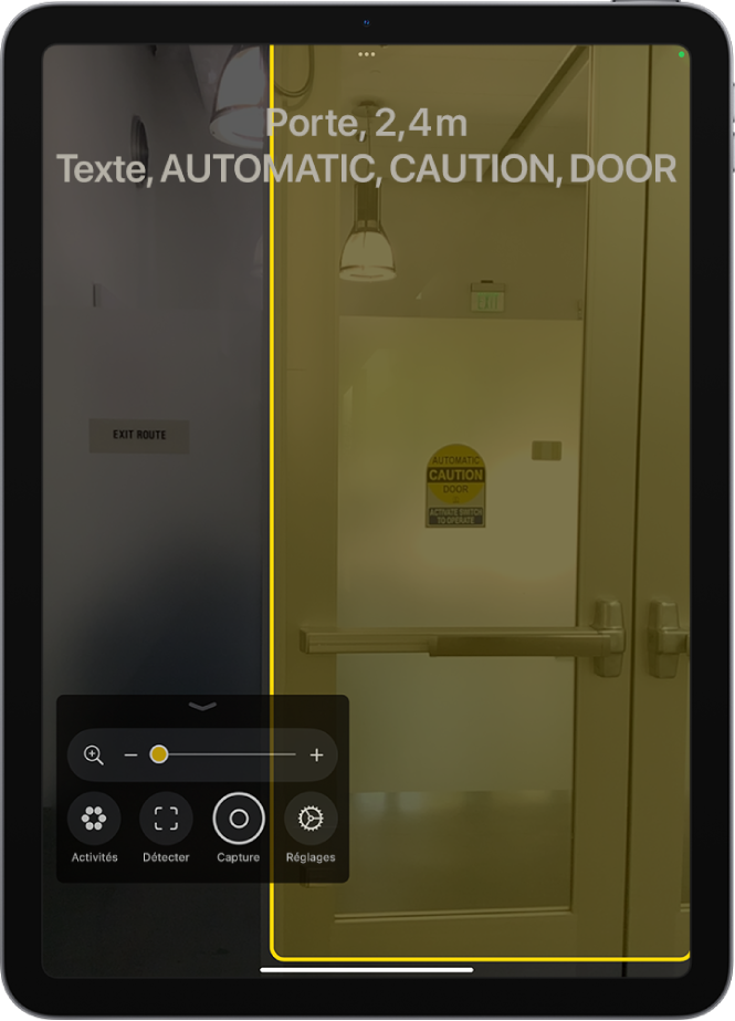 L’app Loupe ouverte avec une porte détectée. Une description affiche la distance séparant la porte de l’utilisateur ainsi que le texte affiché sur la porte.