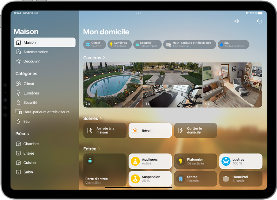 L’app Maison avec la barre latérale à gauche affichant les onglets Maison, Automatisation et Découvrir dans le coin supérieur gauche. Les sections Catégories et Pièces dans l’app Maison apparaissent en dessous. En haut à droite de la barre latérale figurent les boutons interphone, Ajouter et « Plus d’options ». Les boutons Catégorie se situent en haut de l’écran. En dessous se trouvent les scènes, les images des caméras ainsi qu’une pièce avec ses accessoires.