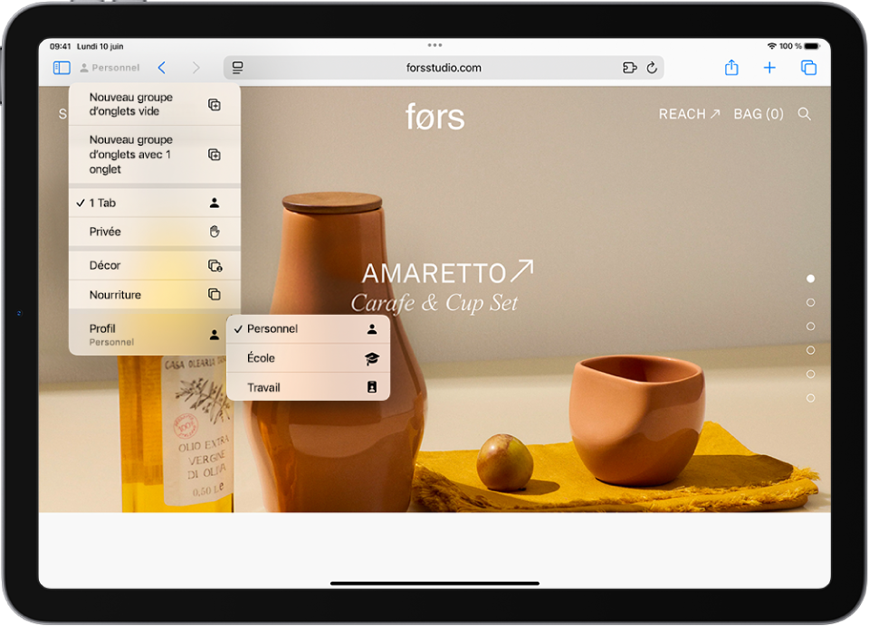 Dans Safari, le menu Groupe d’onglets est ouvert. En bas du menu, Profil est sélectionné et un menu affiche les options Personnel, École et Travail.
