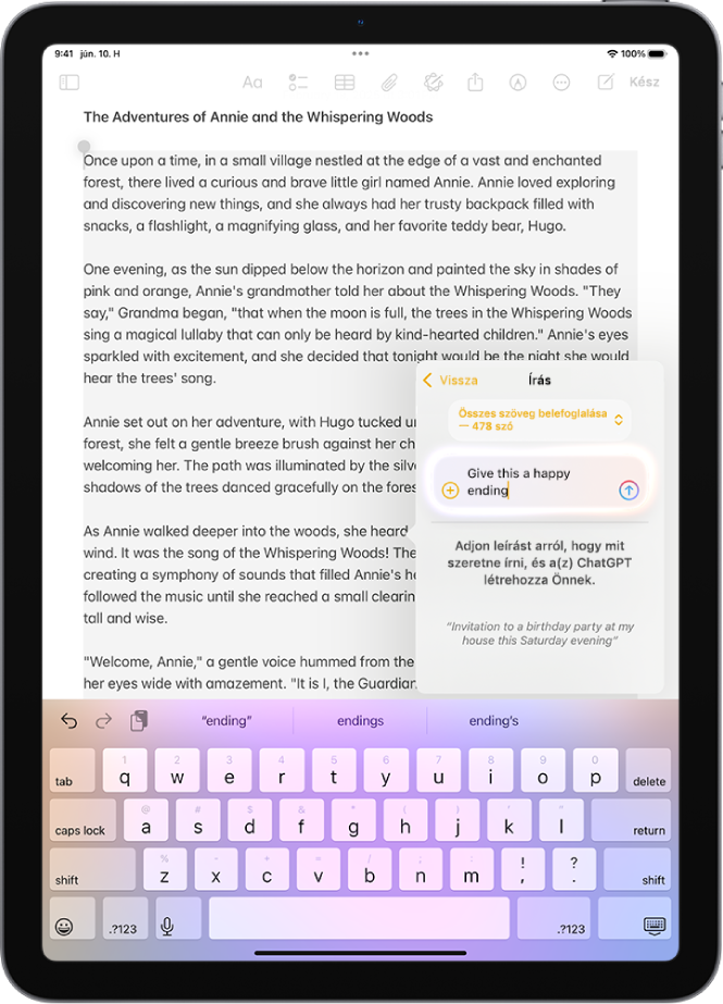Egy iPad, amelyen egy cikk írása van folyamatban a Jegyzetek appban. A képernyő jobb oldalán az Írás az Íráseszközök segítségével párbeszédpanel jelenik meg, amely különféle lehetőségeket tartalmaz a változtatások leírásához, a ChatGPT javaslatainak kiválasztásához és egyebekhez.