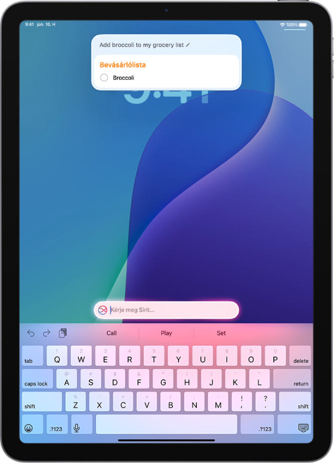 Egy iPad, amelynek zárolási képernyőjén a billentyűzet látható. A képernyő tetején egy Siri-kérés jelenik meg.