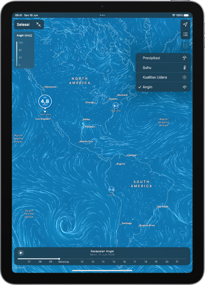 Peta suhu pada area sekitar mengisi layar iPad. Di pojok kanan atas, dari atas ke bawah, terdapat tombol Lokasi Saat Ini dan Lokasi Favorit. Menu Lapisan Atas dibuka, dan Angin dipilih. Di sepanjang bagian bawah terdapat garis waktu. Tombol Ubah Peta ke Layar Penuh dan Skala Lapisan Atas Peta Angin berada di pojok kiri atas.