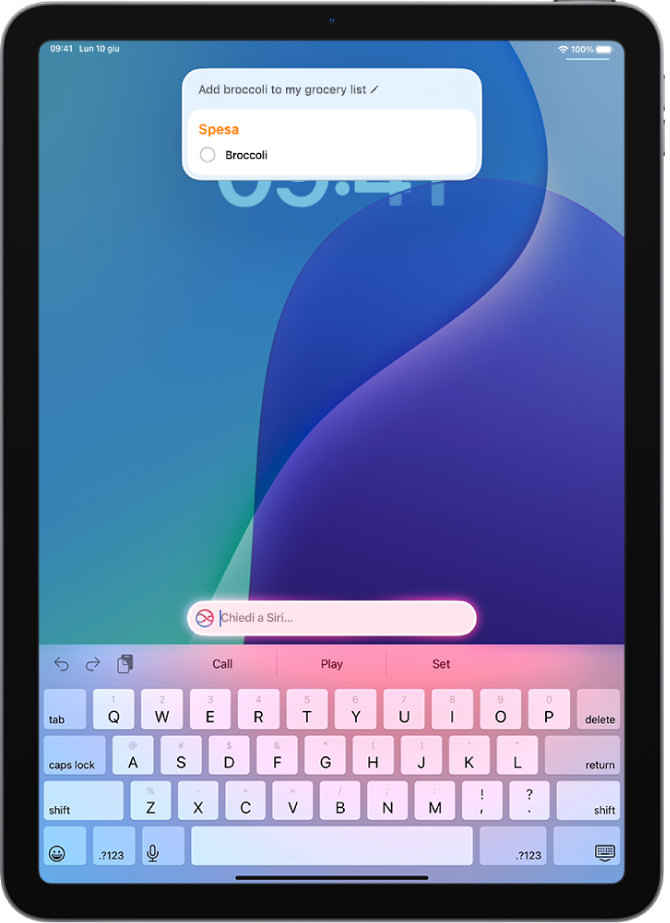 iPad che mostra la tastiera sulla schermata di blocco. Nella parte superiore dello schermo è presente una richiesta di Siri.