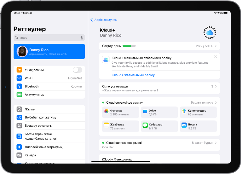 iCloud сақтау орнын өлшегішін және қолданбалар мен мүмкіндіктер тізімін, соның ішінде «Фотолар», iCloud Drive және iCloud қызметімен пайдалануға болатын iCloud поштасын көрсетіп тұрған «iCloud реттеулері» экраны.