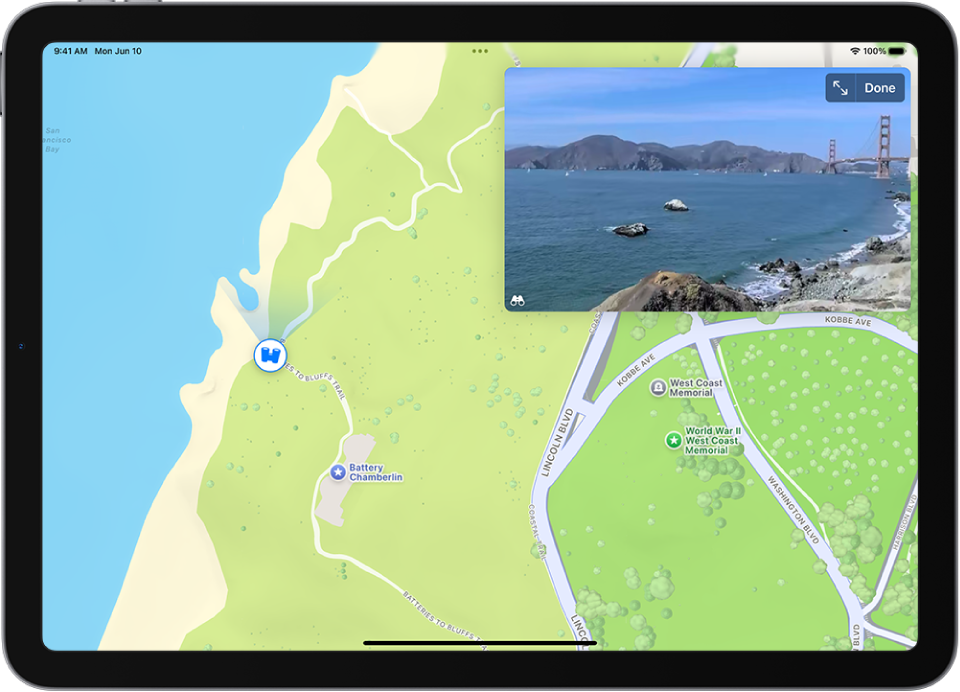 Virs teritorijas kartes ir redzams kustīgs 360 grādu panorāmas skats, kas atzīmēts lietotnē Maps. Ikona Look Around, kas redzama uz punktiem kartē skata virzienā.