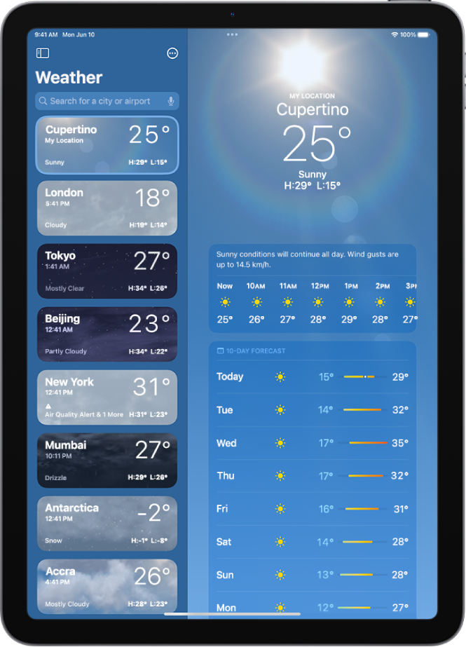 Lietotnes Weather ekrāns, kura kreisajā malā ir redzama sānjosla. Sānjoslā ir pilsētu saraksts, kurā attēlots pašreizējais laiks, temperatūra, prognoze un augstākā un zemākā temperatūra. Saraksta augšdaļā ir atlasīts My Location, un ekrāna labajā pusē ir attiecīgās atrašanās vietas laikapstākļu prognoze un pašreizējā laikapstākļu informācija.