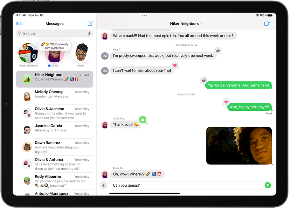 Grupas saruna lietotnē Messages. Ziņu burbuļi ir zaļi, kas norāda, ka vismaz viena persona neizmanto iMessage.