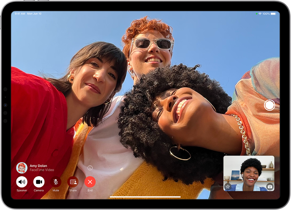 നാല് പങ്കെടുക്കുന്നവരുള്ള ഒരു ഗ്രൂപ്പ് FaceTime കോൾ. താഴെ വലത് വശത്തുള്ള ഒരു ചെറിയ ദീർഘചതുരത്തിൽ കോളറുടെ ഇമേജ് ദൃശ്യമാകുന്നു.