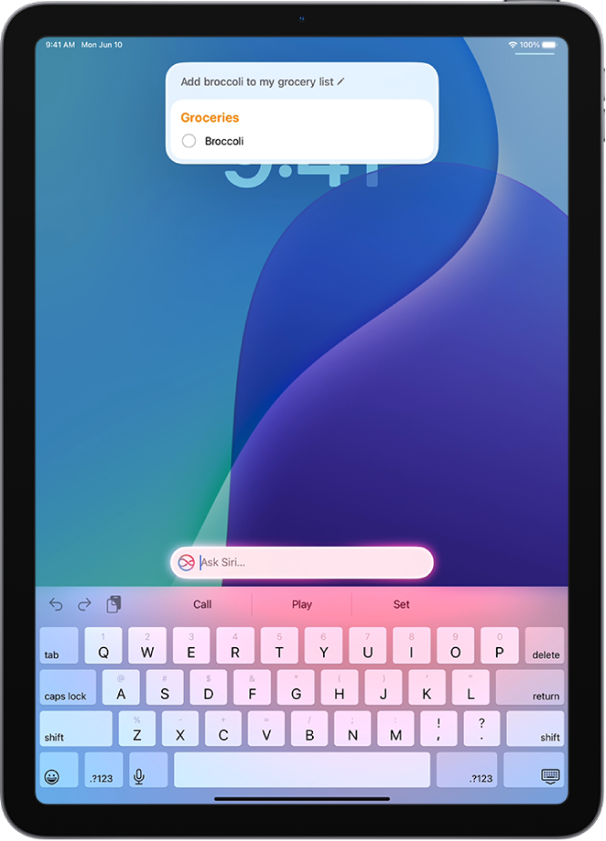 लॉक स्क्रीनवर कीबोर्ड दाखवणारा iPad. Siri विनंती स्क्रीनच्या शीर्षस्थानी दिसते.