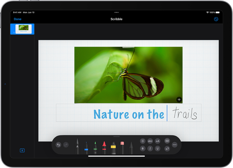 Keynote स्लाइडमध्ये शीर्षक समाविष्ट केले जात आहे. टेक्स्ट Apple Pencil वापरून हस्तलिखित केला जात असल्याने शब्द टाइप केलेल्या टेक्स्टमध्ये बदलतात.