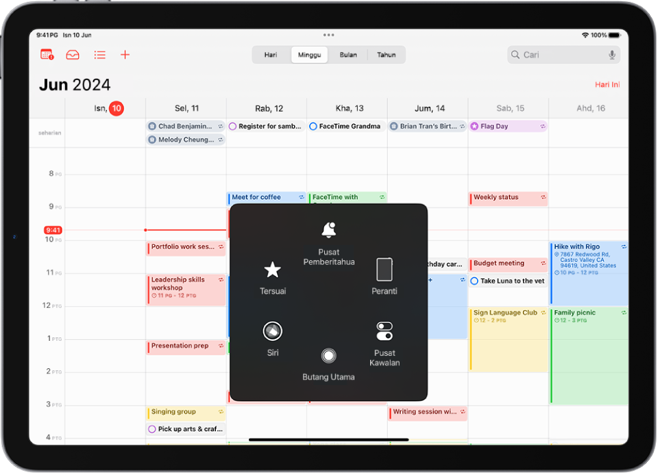 iPad dengan menu AssistiveTouch kelihatan, menunjukkan kawalan untuk Pusat Pemberitahuan, Peranti, Pusat Kawalan, Utama, Siri dan Tersuai.