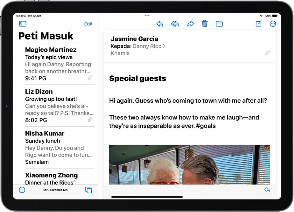iPad dengan app Mail dibuka. E-mel dipaparkan dengan teks besar dan tebal.