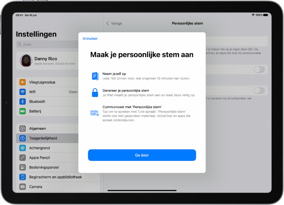 Een iPad met informatie over het aanmaken van een persoonlijke stem.