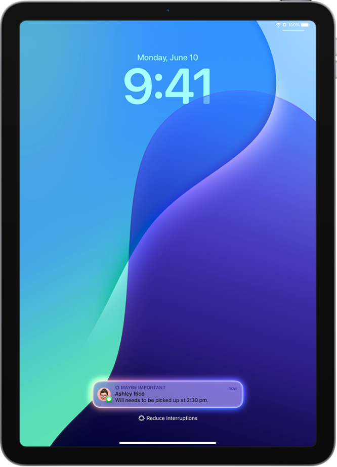 iPad ਲੌਕ ਸਕਰੀਨ ’ਤੇ ਸਮੇਂ ਸੰਬੰਧੀ ਸੰਵੇਦਨਸ਼ੀਲ ਸੂਚਨਾ ਦਿਖਾ ਰਿਹਾ ਹੈ, ਜਿਸ ਵਿੱਚ ਰੁਕਾਵਟਾਂ ਘਟਾਓ ਫ਼ੋਕਸ ਚਾਲੂ ਹੈ।