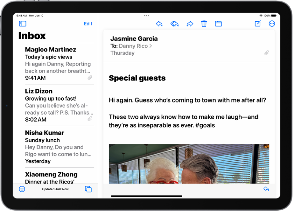 ਇੱਕ iPad ਜਿਸ ਵਿੱਚ Mail ਐਪ ਖੁੱਲ੍ਹੀ ਹੋਈ ਹੈ। ਈਮੇਲਾਂ ਵੱਡੇ ਗੂੜ੍ਹੇ ਟੈਕਸਟ ਵਿੱਚ ਦਿਖਾਈ ਦਿੰਦੀਆਂ ਹਨ।