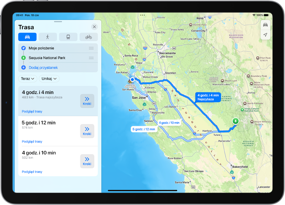 iPad wyświetlający mapę z kilkoma trasami przejazdu samochodem w to samo miejsce docelowe. Każda trasa zawiera szacowany czas dojazdu, dystans oraz przycisk Kroki umożliwiający wyświetlenie szczegółowych wskazówek. Kolory na każdej trasie informują o warunkach drogowych.