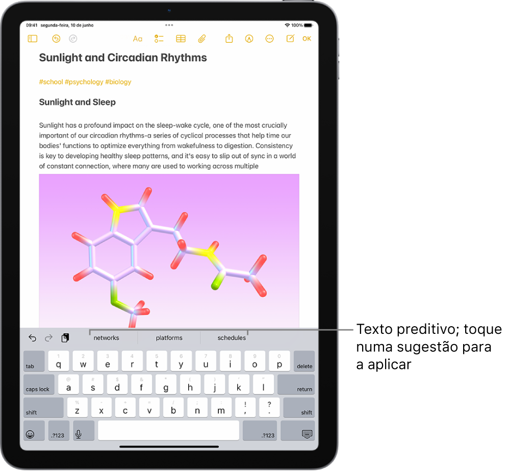 É aberto o teclado no ecrã na aplicação Notas. É digitado texto no campo de texto e, por cima do teclado estão sugestões de texto preditivo para a palavra seguinte.