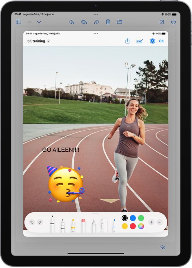 No Mail, um ficheiro PDF de um anexo tem texto adicionado e um sticker de um emoji. Por baixo da página web encontram-se os botões de marcação.