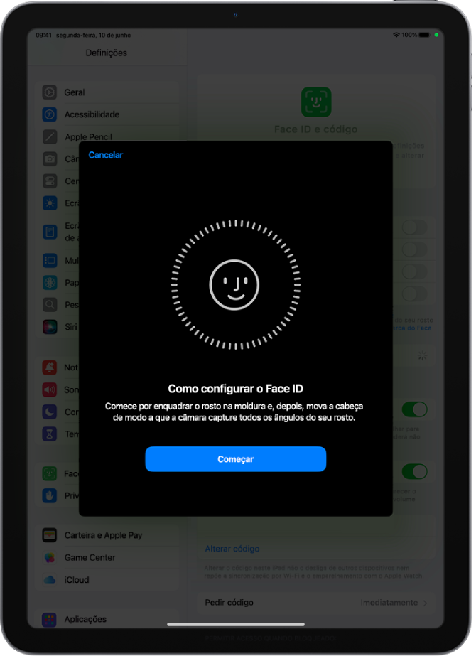 O ecrã de configuração do reconhecimento através do Face ID. No ecrã, está um rosto sorridente enquadrado num círculo. Por baixo, o texto indica ao utilizador que deve mover a cabeça devagar para completar o círculo. Quase no fundo do ecrã, está um botão para começar.