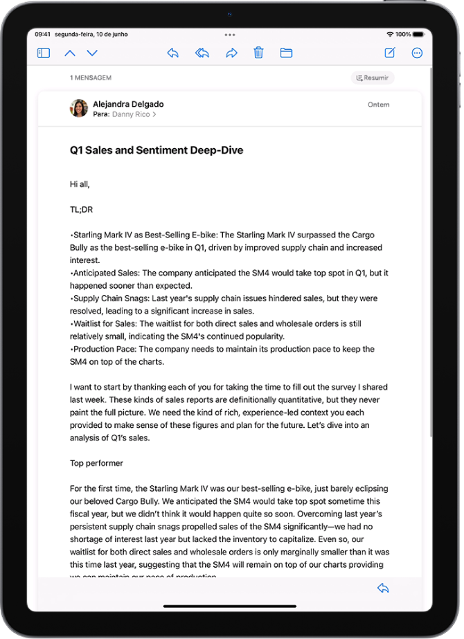 Um iPad com um e-mail na aplicação Mail. O botão “Resumir” encontra-se no canto superior direito.