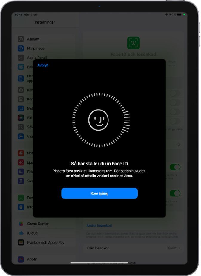 Inställningsskärm för Face ID-igenkänning. Ett smileyansikte omringat av en cirkel visas på skärmen. Text nedanför säger åt användaren att långsamt röra på huvudet för att slutföra cirkeln. Knappen Kom igång visas nära nederkanten på skärmen.