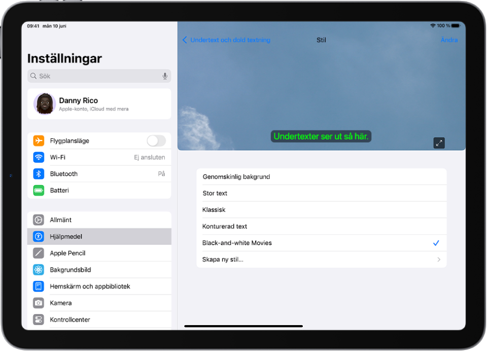 En iPad som visar ett exempel på undertexter med en anpassad stil.