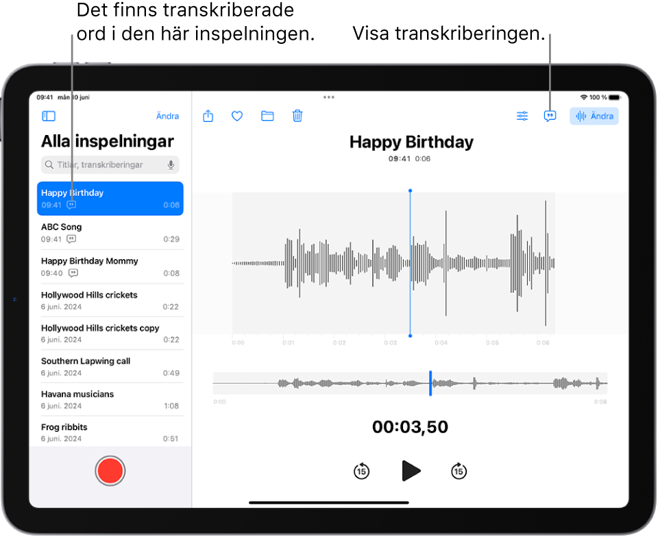 En inspelning gjord i Röstmemon. Listan med inspelningar finns till vänster och en markerad inspelning överst. Till höger har vågformen ett uppspelningshuvud som du kan dra när du vill gå till en viss plats i inspelningen. Ovanför vågformen finns knapparna Dela, Favorit, Flytta, Radera, knappen för uppspelningsinställningar, Transkribering och Ändra. Nedanför tidslinjen finns uppspelningsreglagen.