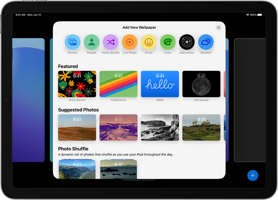 iPad பூட்டுத் திரையைப் பிரத்தியேகப்படுத்துவதற்காக, முன்னிலைப்படுத்தப்பட்ட மற்றும் பரிந்துரைக்கப்பட்ட புகைப்படங்கள் போன்ற பிரிவுகளில் வால்பேப்பர் தேர்வுகளின் கேலரியைக் காட்டும் “புதிய வால்பேப்பரைச் சேர்” திரை. மேற்புறத்தில் இருப்பவை பூட்டுத் திரையில் புகைப்படங்கள், நபர்கள், புகைப்படத் தொகுப்பு, இமோஜி, வானிலைத் திரைப் பின்னணி ஆகியவற்றைச் சேர்ப்பதற்கான பட்டன்கள்.