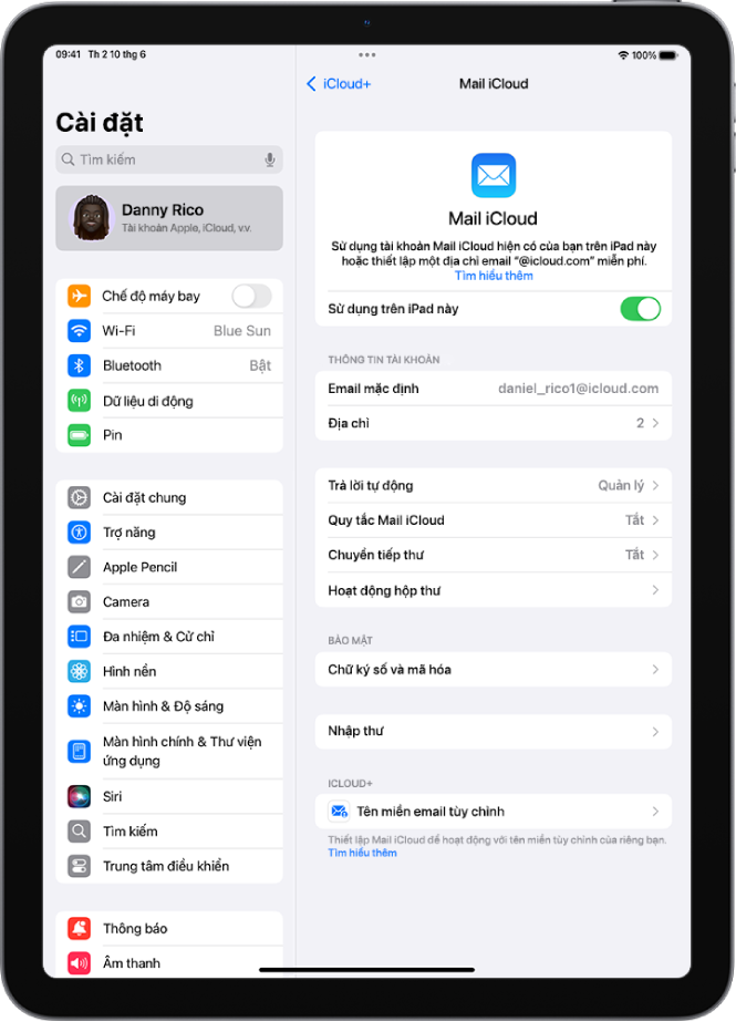 Ứng dụng Cài đặt, mở đến màn hình Mail iCloud. Tên miền email tùy chỉnh nằm ở cuối menu.